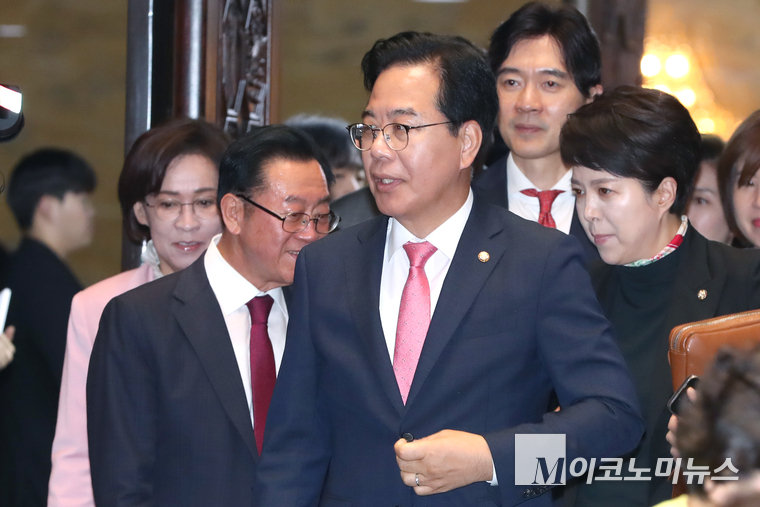 송언석 국민의힘 원내대표가 26일 국회 본청에서 열린 의원총회에 참석하고 있다. 사진=최동환 기자