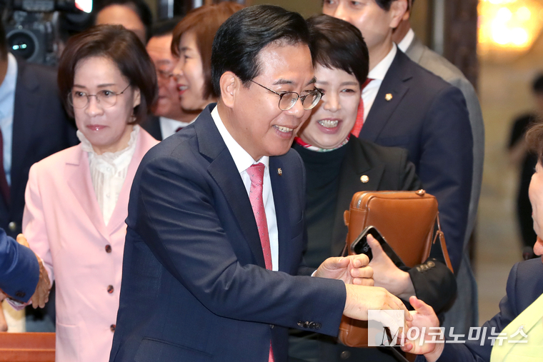 송언석 국민의힘 원내대표가 26일 국회 본청에서 열린 의원총회에 참석하고 있다. 사진=최동환 기자<br>
