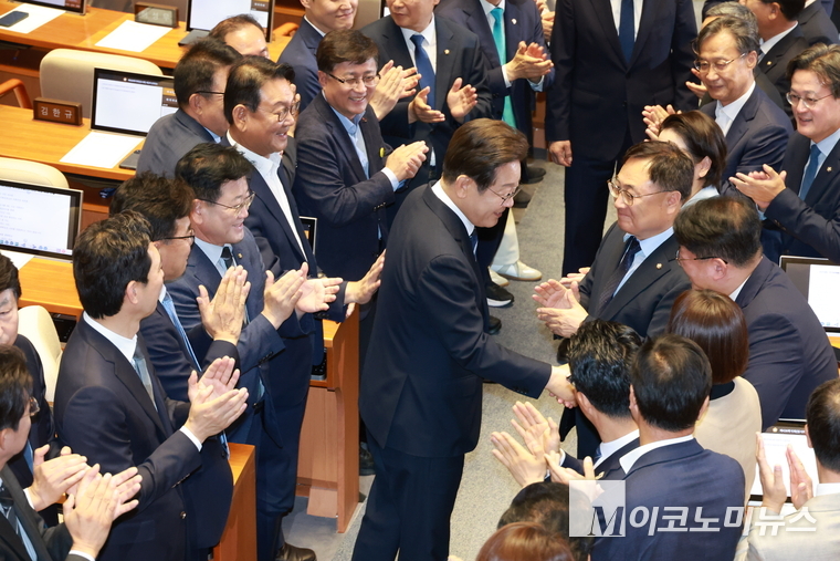 이재명 대통령이 26일 시정연설을 위해 국회를 찾아 민주당 의원들과 인사하고 있다. 사진=공동취재단