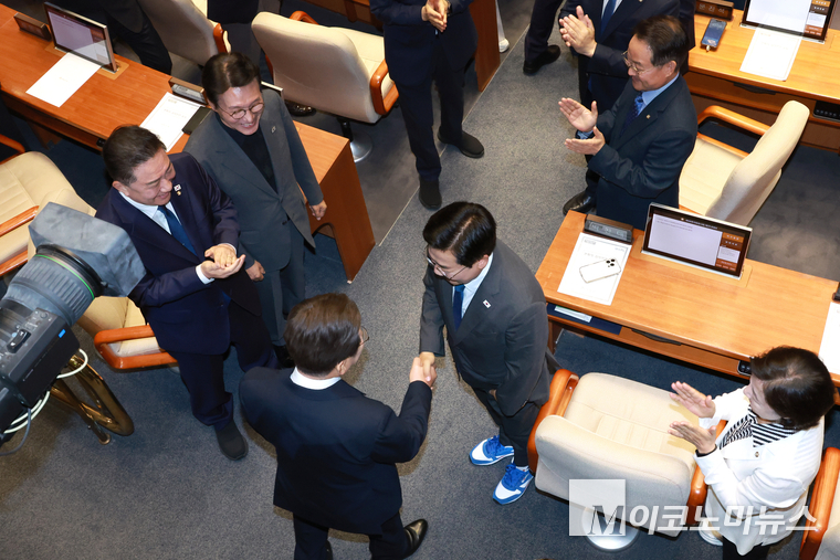 이재명 대통령이 26일 시정연설을 위해 국회를 찾아 민주당 의원들과 인사하고 있다. 사진=공동취재단