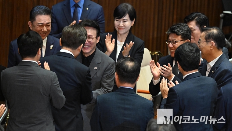 이재명 대통령이 26일 국회 본청 본회의장에서 추가경정예산안 시정 연설 후 민주당 의원들과 인사하고 있다. 사진=공동취재단