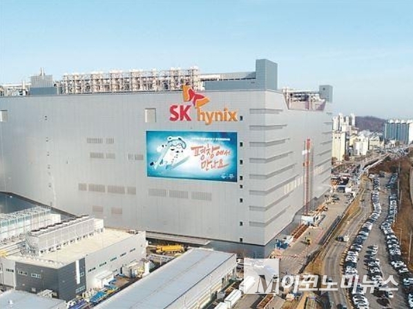 26일 SK하이닉스의 주가는 전 거래일 대비 2.45% 상승한 29만3천 원에 마감했다. 사진=SK하이닉스 
