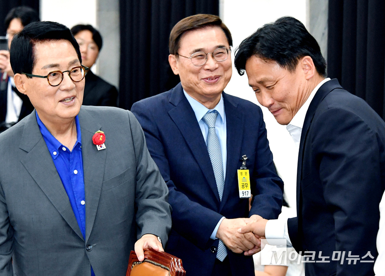 이종석 국정원장이 26일 국회에서 열린 제426회국회(임시회) 제4차 정보위원회 전체회의에 출석해 정보위위원들과 인사하고 있다. 사진=최동환 기자