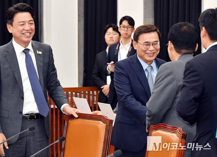 이종석 국정원장이 26일 국회에서 열린 제426회국회(임시회) 제4차 정보위원회 전체회의에 출석해 정보위위원들과 인사하고 있다. 사진=최동환 기자