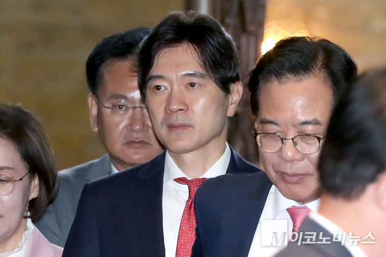 박성훈 국민의힘 원내대변인(가운데)이 26일 오전 국회 본청에서 열린 의원총회에 참석하고 잇다. 사진=최동환 기자