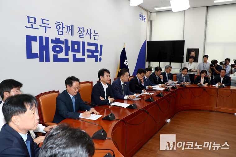 지난 24일 더불어민주당이 국회 본청에서 원내대책회의를 하고 있다. 사진=최동환 기자