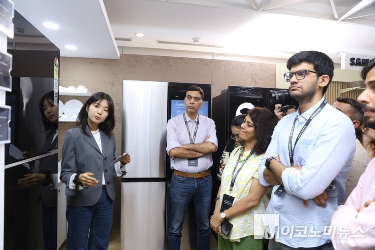 인도 구르가온에서 열린 삼성전자 서남아 테크 세미나에서 참석자들이 AI 기능을 강화한 상냉동ㆍ하냉장 냉장고에 대한 설명을 듣고 있다. 사진=삼성전자 