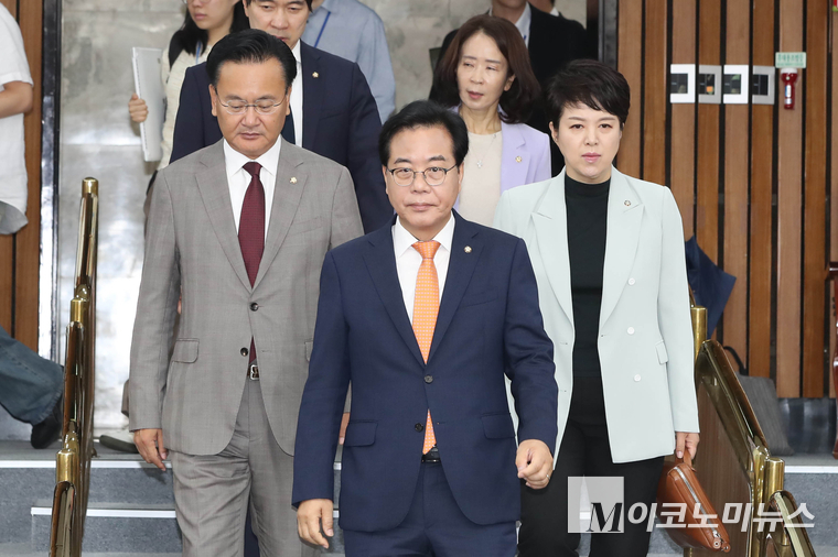 송언석 국민의힘 원내대표와 유상범·김은혜 원내수석부대표가 27일 국회 본청에서 열린 원내대책회의에 참석하고 있다. 사진=최동환 기자