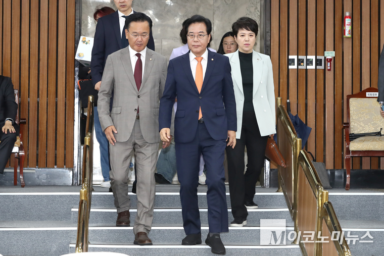 송언석 국민의힘 원내대표와 유상범·김은혜 원내수석부대표가 27일 국회 본청에서 열린 원내대책회의에 참석하고 있다. 사진=최동환 기자