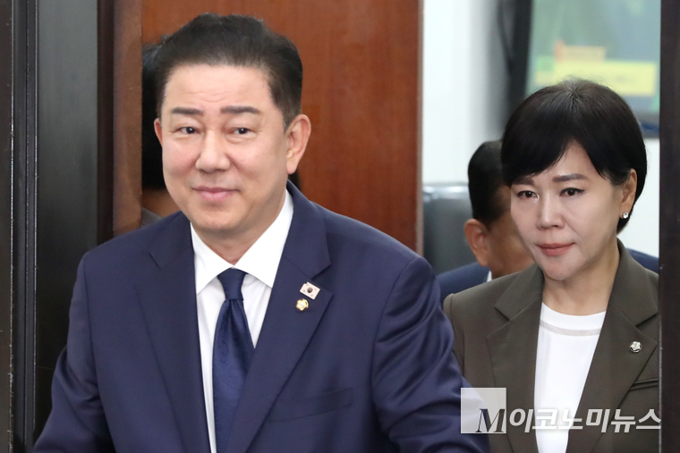 김병기 더불어민주당 당대표 직무대행 겸 원내대표와 전현희 최고위원이 27일 국회 본청에서 열린 최고위원회의에 참석하고 있다. 사진=최동환 기자