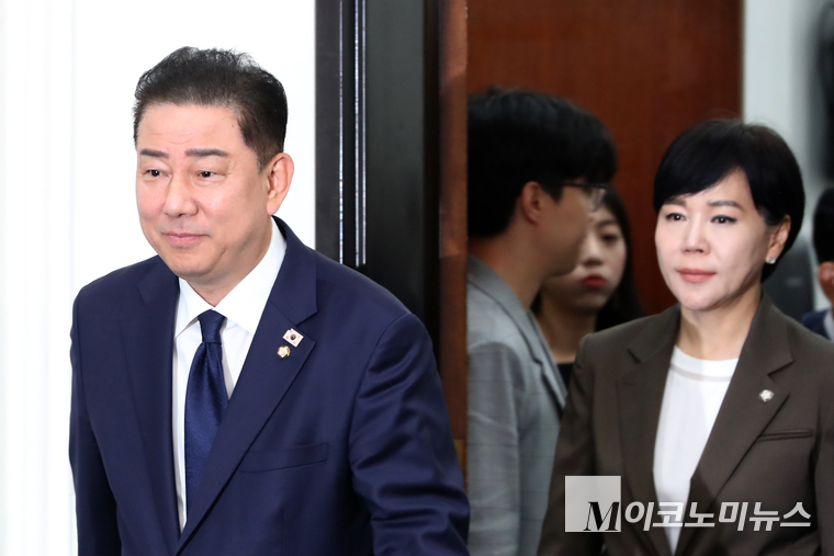 김병기 더불어민주당 당대표 직무대행 겸 원내대표와 전현희 최고위원이 27일 국회 본청에서 열린 최고위원회의에 참석하고 있다. 사진=최동환 기자