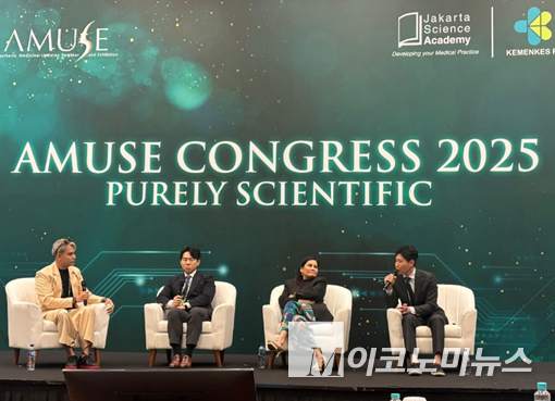 인도네시아 자카르타에서 열린 현지 최대 미용의학 학회에서 정재윤 오아로피부과 노원점 원장이 나보타와 페이스템 복합시술법 강연을 하고 있다.. 사진=대웅제약