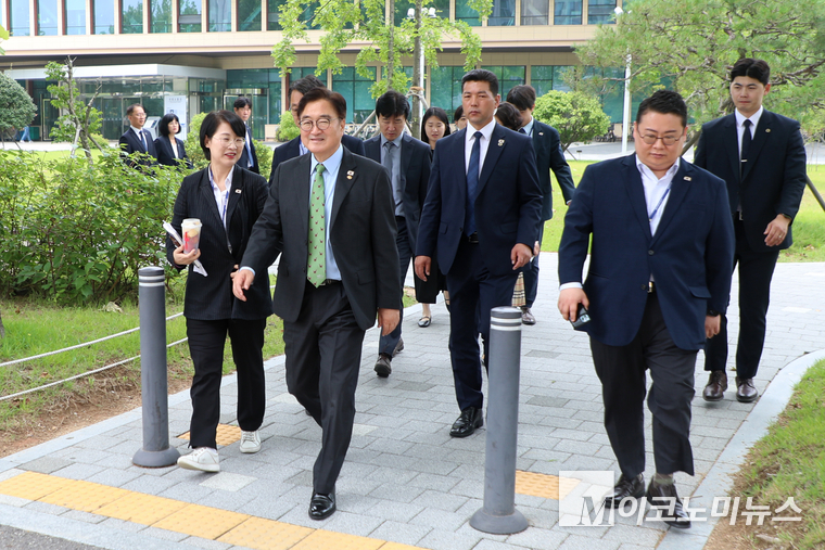 우원식 국회의장이 27일 국회 소통관에서 열린 ‘대형산불에 대한 국가적 대응 과제’ 특별보고서 발간 기념 브리핑에서 인사말을 하고 소통관 기자실을 방문해 기자들과 인사를 나눈 후 소통관을 나서고 있다. 사진=최동환 기자