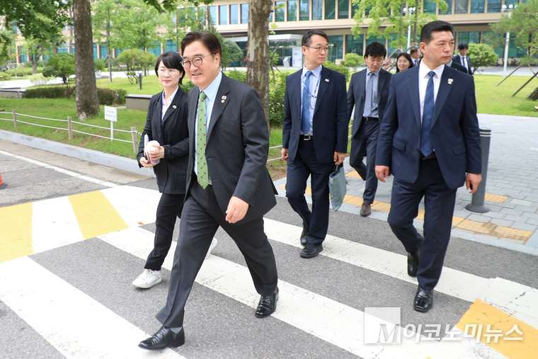 우원식 국회의장이 27일 국회 소통관에서 열린 ‘대형산불에 대한 국가적 대응 과제’ 특별보고서 발간 기념 브리핑에서 인사말을 하고 소통관 기자실을 방문해 기자들과 인사를 나눈 후 소통관을 나서고 있다. 사진=최동환 기자