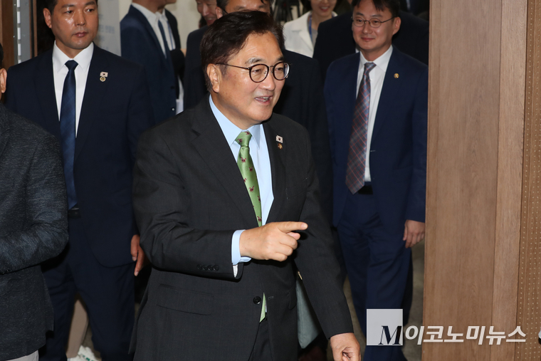 우원식 국회의장이 27일 국회 소통관에서 열린 ‘대형산불에 대한 국가적 대응 과제’ 특별보고서 발간 기념 브리핑에서 인사말을 하기 위해 기자회견장으로 들어서고 있다. 사진=최동환 기자