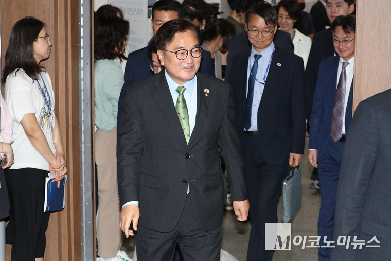 우원식 국회의장이 27일 국회 소통관에서 열린 ‘대형산불에 대한 국가적 대응 과제’ 특별보고서 발간 기념 브리핑에서 인사말을 하기 위해 기자회견장으로 들어서고 있다. 사진=최동환 기자