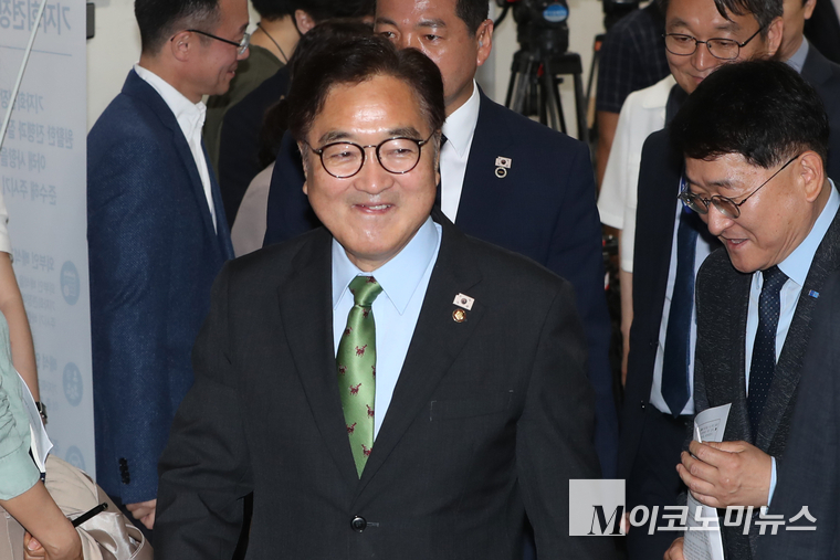 우원식 국회의장이 27일 국회 소통관에서 열린 ‘대형산불에 대한 국가적 대응 과제’ 특별보고서 발간 기념 브리핑에서 인사말을 하기 위해 기자회견장으로 들어서고 있다. 사진=최동환 기자