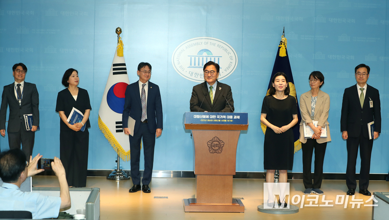 우원식 국회의장이 27일 국회 소통관에서 열린 ‘대형산불에 대한 국가적 대응 과제’ 특별보고서 발간 기념 브리핑에서 인사말을 하고 있다. 사진=최동환 기자