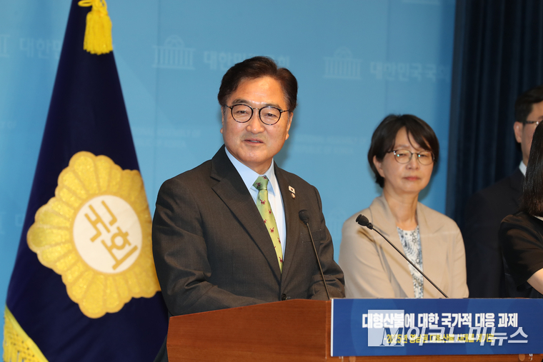 우원식 국회의장이 27일 국회 소통관에서 열린 ‘대형산불에 대한 국가적 대응 과제’ 특별보고서 발간 기념 브리핑에서 인사말을 하고 있다. 사진=최동환 기자