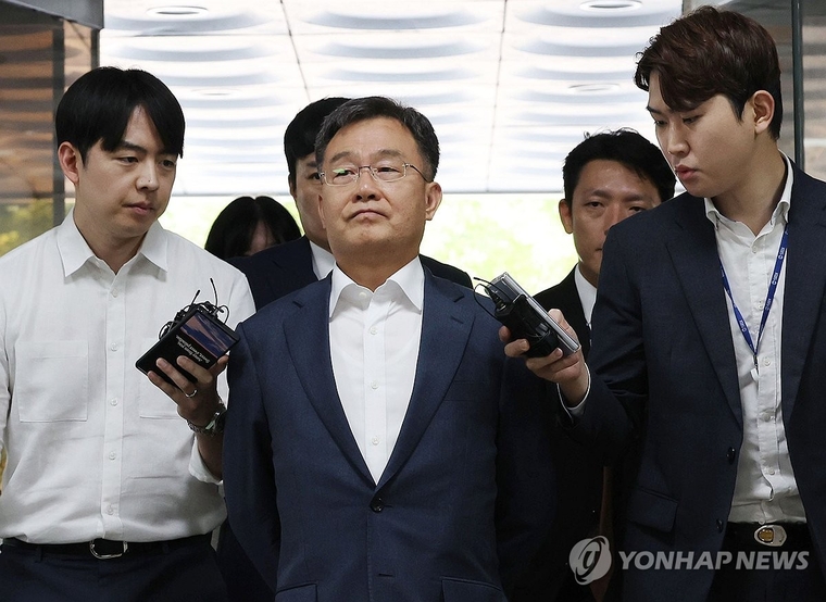 김만배 씨가 지난해 6월 서울 서초구 서울중앙지법에서 열린 영장실질심사에 출석하기 위해 법정으로 향하고 있다. 사진=연합뉴스 