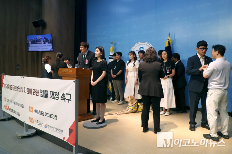 기자회견에 참석한 시청각장애인들이 전문통역사를 통해 기자회견에 참석하고 있다. 사진=최동환 기자