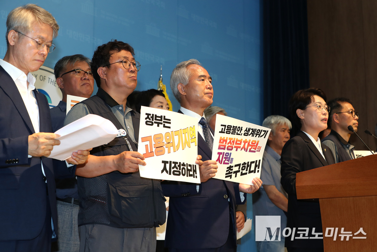 금호타이어 광주공장 정상화를 위한 시민대책위원회와 금호타이어 5개노조 비상대책위, 민주당 양부남·민형배·박균택, 조국혁신당 서왕진, 진보당 전종덕 의원은 27일 국회 소통관에서 기자회견하고 있다. 사진=최동환 기자