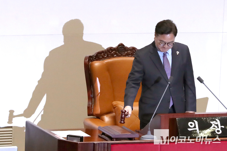 지난 5일 열린 국회 본회의에서 우원식 국회 의장이 의사봉을 두드리고 있다. 사진=최동환 기자