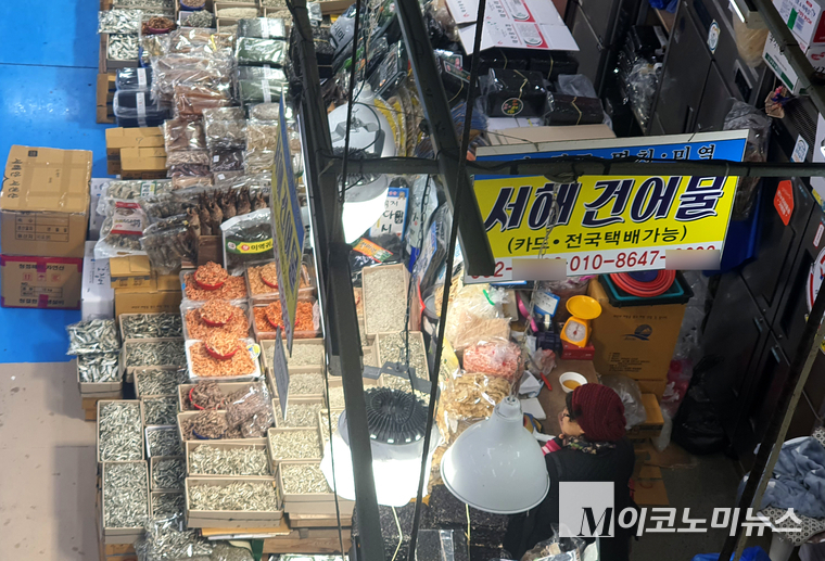 충남 서해안의 소규모 수산물 시장의 모습. 사진=최동환