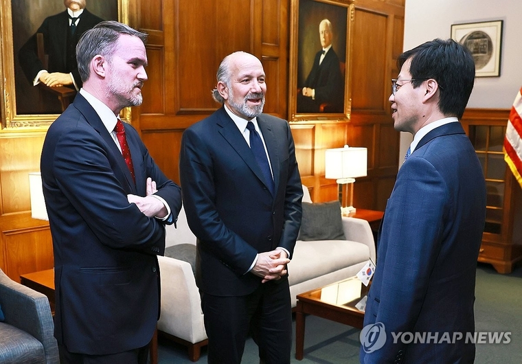 여한구 통상교섭본부장이 23일(현지시간) 미국 워싱턴 DC 상무부 회의실에서 제이미슨 그리어 미국 무역대표부 대표(왼쪽부터), 하워드 러트닉 미국 상무부 장관과 대화하고 있다. 사진=연합뉴스 
