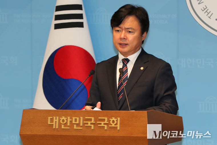 김현정 더불어민주당 대변인이 지난 16일 국회 소통관에서 브리핑하고 있다. 사진=최동환 기자