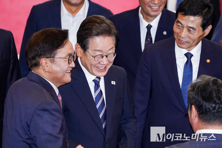 2025.06.26. 시정연절을 하기 위해 국회를 찾은 이재명 대통령이 우원식 국회의장과 인사를 하고 있는 모습. 사진=공동취재단