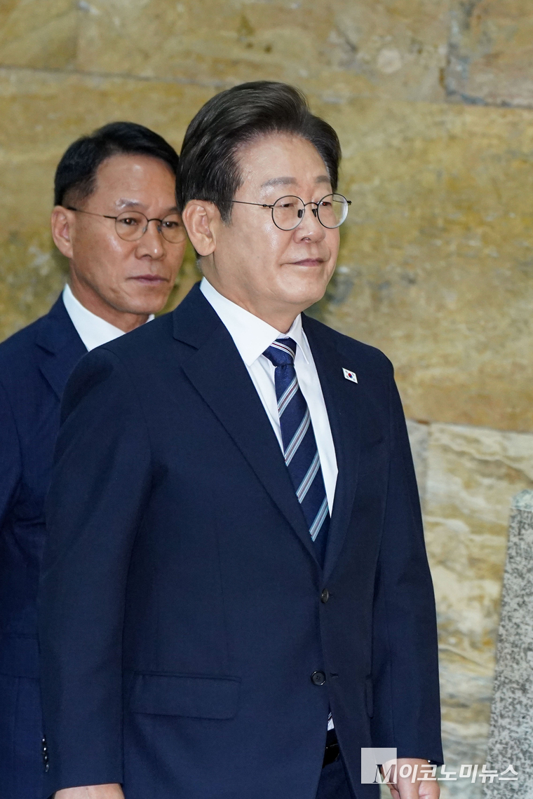 이재명 대통령이 지난 26일 국회 본청 본회의장에서 추가경정예산안 시정연설을 위해 국회 본회의장에 입장하고 있다. 사진=공동취재단