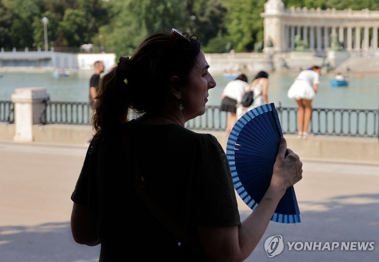 스페인 마드리드에서 더위를 피해 그늘에서 쉬는 여성 사진=AFP/연합뉴스