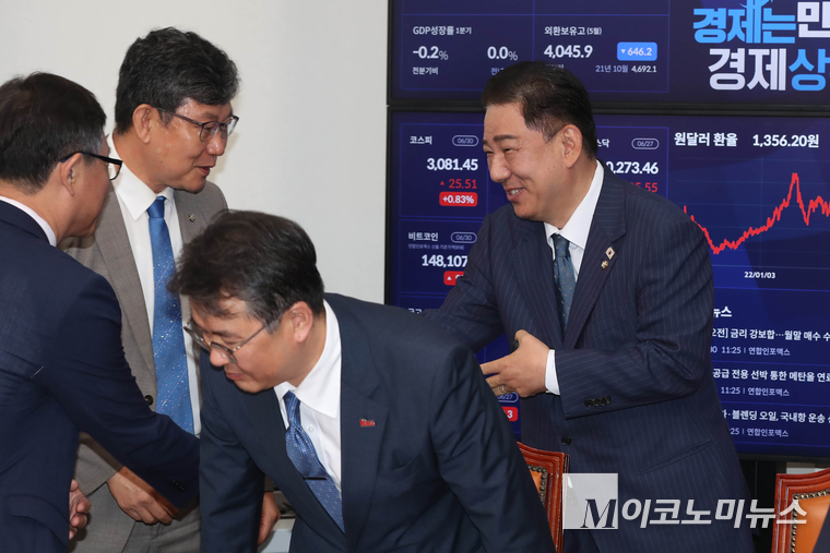 김병기 더불어민주당 대표 직무대행 겸 원내대표가 민주당-경제 6단체 상근부회장단 상법 간담회에 깜짝 방문회 참석자들과 인사를 나눴다. 사진=최동환 기자