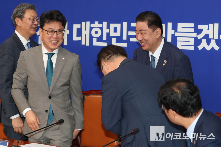 진성준 정책위의장, 김병기 직무대행이 인사하며 미소를 띠고 있다. 사진=최동환 기자
