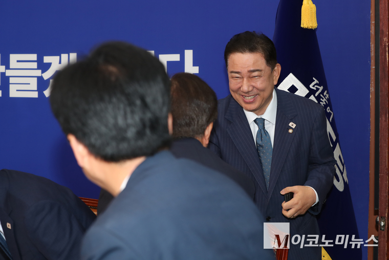 김병기 더불어민주당 대표 직무대행 겸 원내대표가 민주당-경제 6단체 상근부회장단 상법 간담회에 깜짝 방문회 참석자들과 인사를 나눴다. 사진=최동환 기자