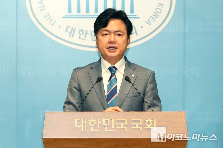 김현정 더불어민주당 원내대변인이 30일 국회 소통관에서 브리핑하고 있다. 사진=최동환 기자