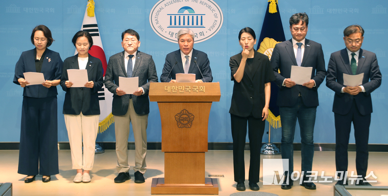 서왕진 조국혁신당 원내대표와 혁신당 의원들이 30일 국회 소통관에서 기자회견하고 있다. 사진=최동환 기자