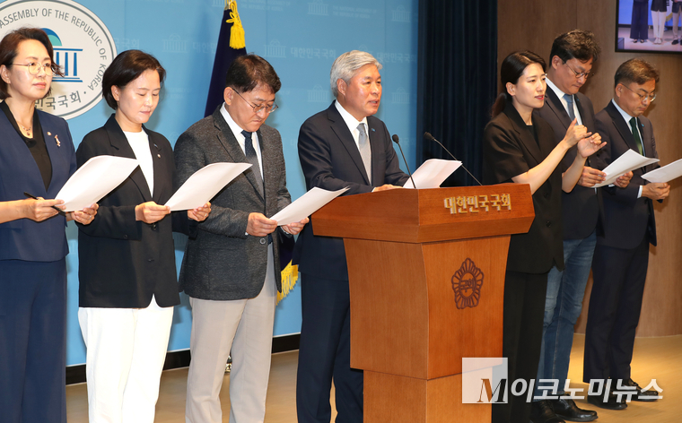 서왕진 조국혁신당 원내대표와 혁신당 의원들이 30일 국회 소통관에서 기자회견하고 있다. 사진=최동환 기자