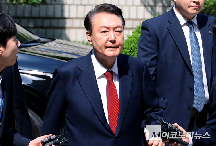 윤석열 전 대통령이 지난 5월 26일 서울중앙지법에서 열리는 내란 혐의 재판에 출석하고 있다. 사진=최동환 기자
