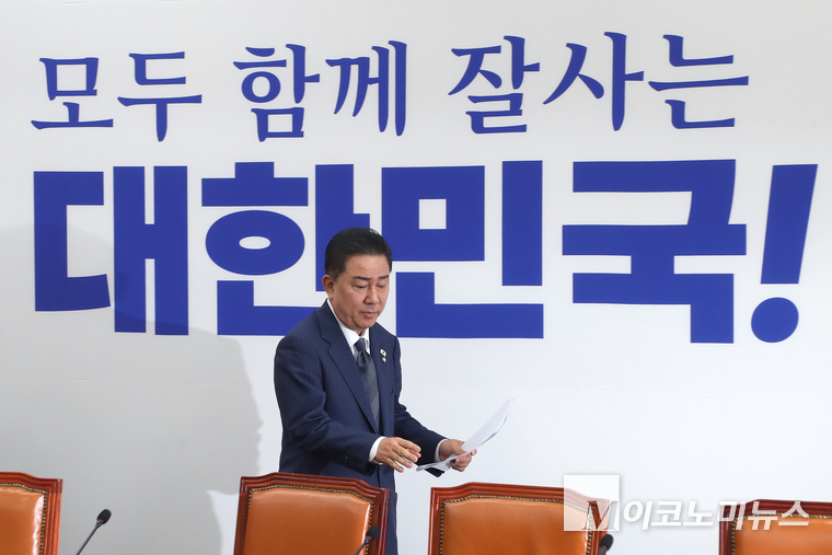 김병기 더불어민주당 당대표 직무대행 겸 원내대표는 1일 국회 본청에서 열린 원내대책회의에 참석하고 있다. 사진=최동환 기자