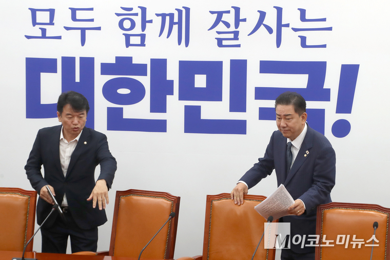 김병기 더불어민주당 당대표 직무대행 겸 원내대표와 문진석 원내운영수석부대표가 1일 국회 본청에서 열린 원내대책회의에 참석하고 있다. 사진=최동환 기자