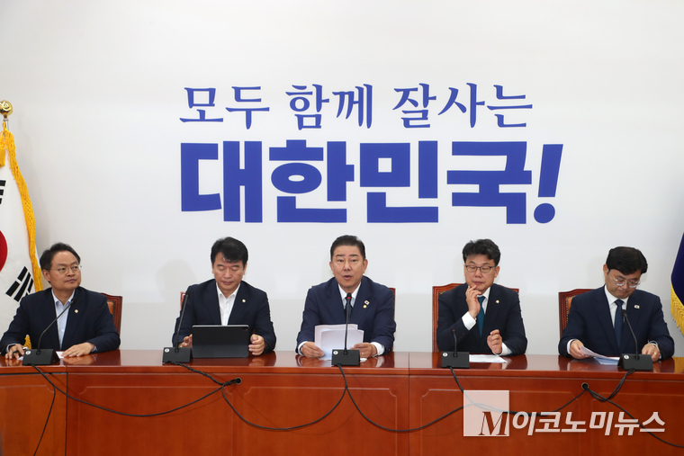 김병기 더불어민주당 당대표 직무대행 겸 원내대표는 1일 국회 본청에서 열린 원내대책회의에서 발언하고 있다. 사진=최동환 기자