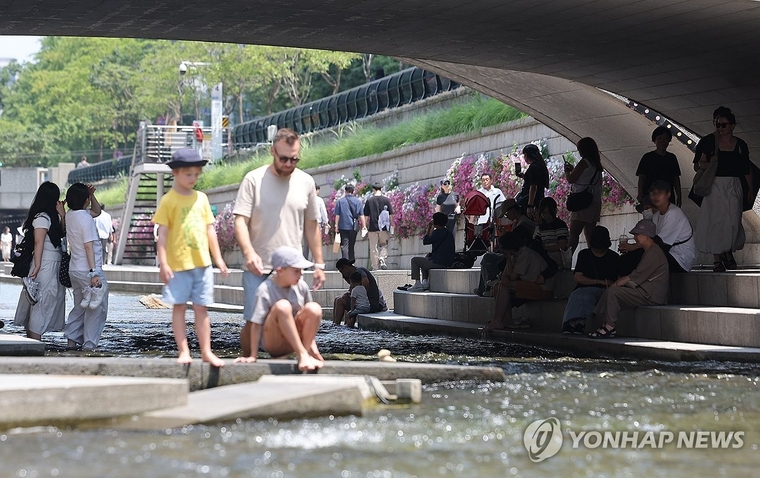 무더위에 청계천을 찾은 서울 시민들 사진=연합뉴스 