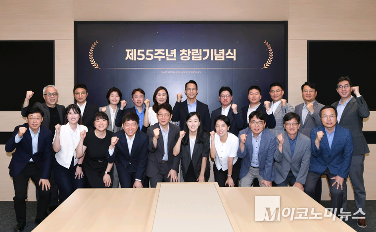 1일 삼성SDI 기흥 본사에서 개최된 55주년 창립기념일 행사에서 최주선 삼성SDI 대표이사 사장(왼쪽 위)과 주요 경영진, SDI인상 등 수상자들이 기념사진을 촬영하고 있다. 사진=삼성SDI