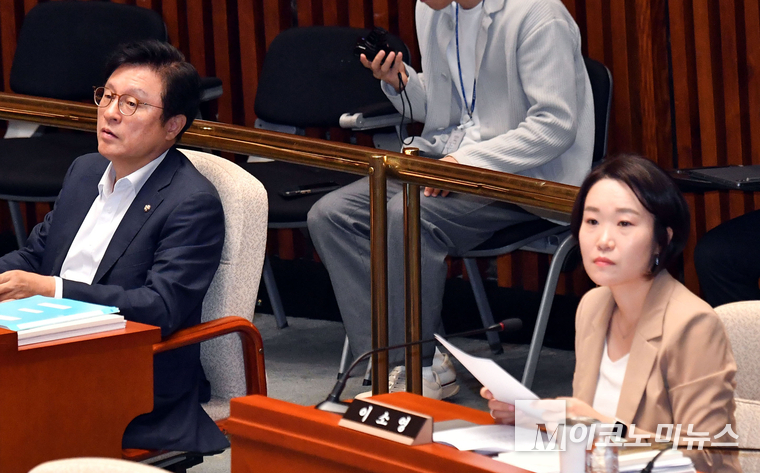 예산결산특별위원회 박형수 국민의힘 간사와 이소영 더불어민주당 간사가 회의에 참석해 자료를 살피고 있다. 사진=최동환 기자