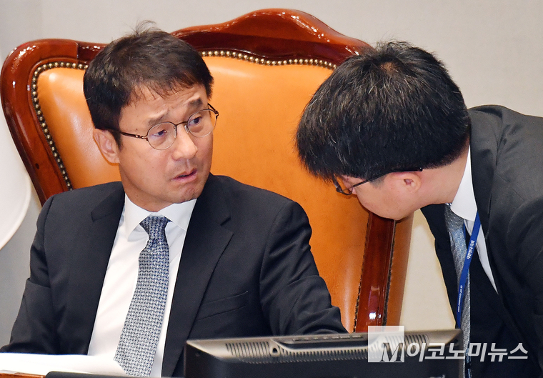 한병도 국회 예결위원장이 1일 오전 국회에서 열린 예산결산특별위원회 제2차 전체회의에서 대화하고 있다. 사진=최동환 기자