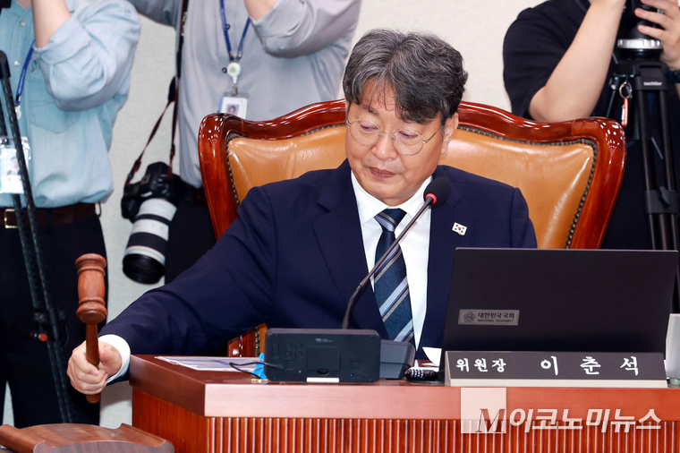 이춘석 법사위원장이 1일 오후 국회에서 열린 제426회국회(임시회) 제1차 전체회의에서 의사봉을 두드리고 있다. 사진=최동환 기자