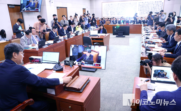 이춘석 법사위원장이 1일 오후 국회에서 열린 제426회국회(임시회) 제1차 전체회의에서 의사봉을 두드리고 있다. 사진=최동환 기자
