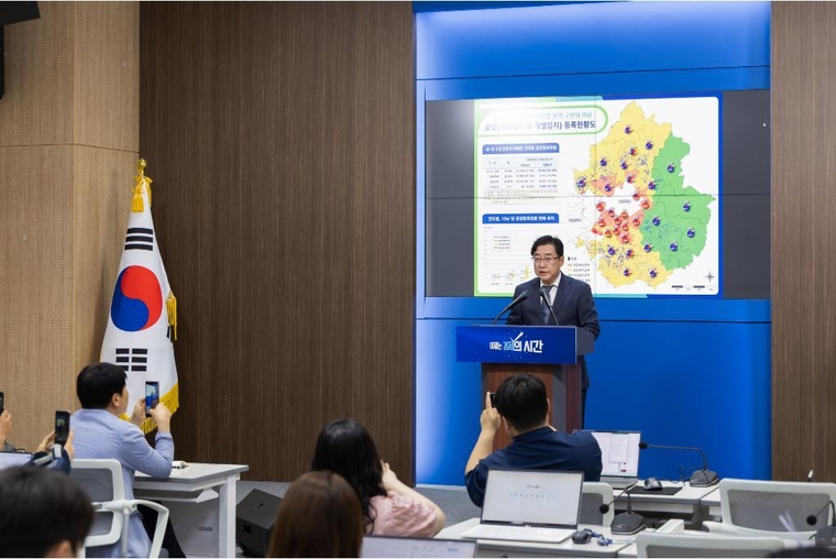1일 오전 경기도청 브리핑룸에서 강민석 대변인이 경기 동부 자연보전권역 내 제1호 산단클러스터 조성 관련 기자회견을 하고 있다 <경기도 제공>